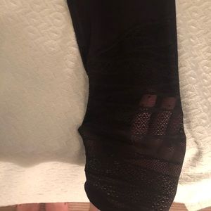 VS Sport knockout legging w/ mesh detail on bottom